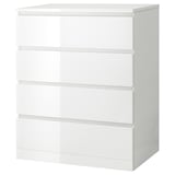 Eine weiße Kommode MALM mit vier Schubladen, glatten Oberflächen und klarem Design.