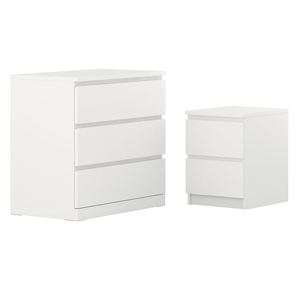 Das Set moderner weißer Möbel umfasst eine hohe Kommode und einen Nachttisch, beide mit eleganten Schubladen.