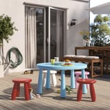 Blauer Kinderspieltisch mit 4 bunten Hockern, im Freien.