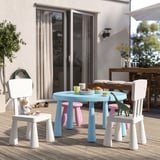 Kleines Kinderspielset für den Außenbereich mit blauem Tisch, weißen und rosa Stühlen. Leichter Kunststoff, perfekt für Picknicks.