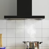 Moderne schwarze Dunstabzugshaube mit LED-Leuchten.