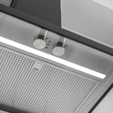 Moderne Dunstabzugshaube für die Küche mit schlankem Design und LED-Beleuchtung. Konstruktion aus rostfreiem Stahl, schwarzes Finish, klare Linien.