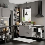Moderne Küche in Schwarz- und Grautönen mit eleganten Schränken, Edelstahlgeräten und offenen Regalen.