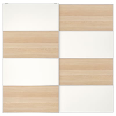 Ein heller, holzgetäfelter Schiebetürenschrank mit glatten Oberflächen und schlanken, modernen Linien.