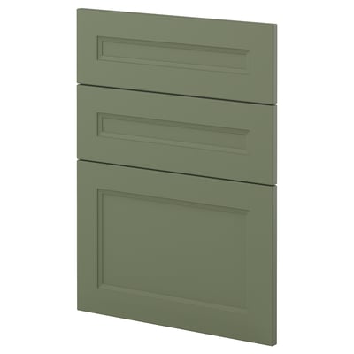 Drei grüne Küchenschrankschubladen, schlankes und modernes Design, Front aus recyceltem Kunststoff.