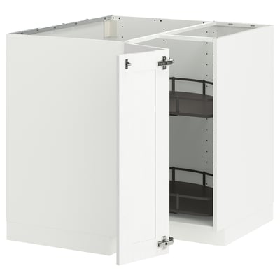 Ein weißer IKEA METOD Küchenschrank mit offener Tür, die Regale freigibt.