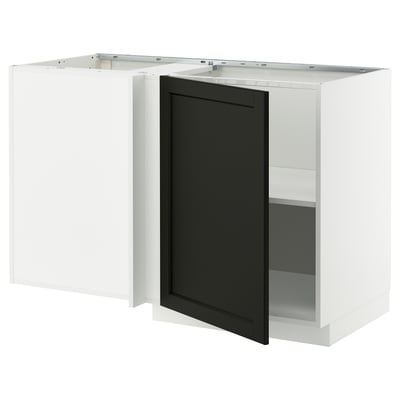 Ein weißer METOD-Küchenschrank mit einer schwarz gebeizten Lerhyttan-Tür. Der Schrank verfügt über verstellbare Regale und ein modernes Design.