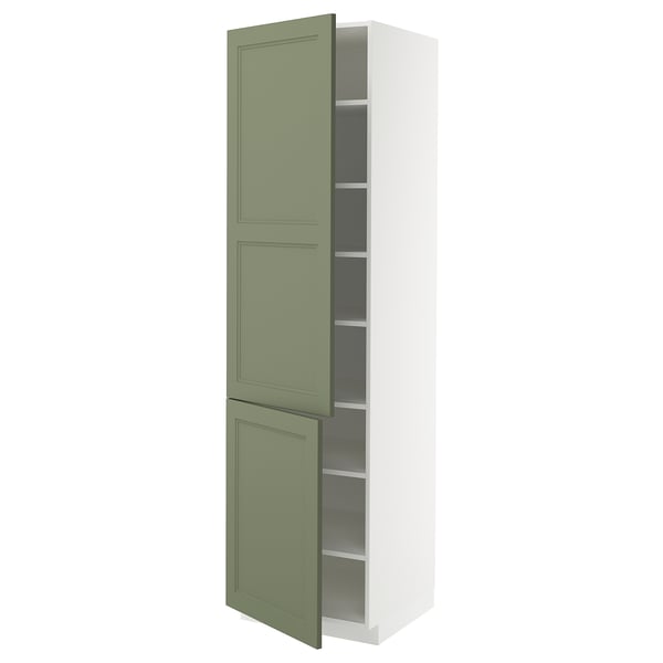 Ein hoher, weißer METOD-Küchenschrank mit grünen Türen, verstellbaren Regalen und modernem Design.