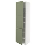 Ein hoher, weißer METOD-Küchenschrank mit grünen Türen, verstellbaren Regalen und modernem Design.