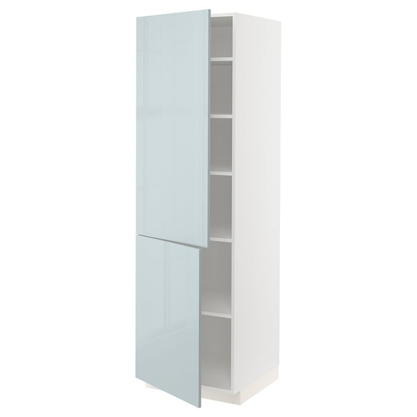 Ein weißer Hochschrank mit grau-blauen Hochglanztüren, Teil des Küchensystems METOD. Er hat zwei offene Türen, die den Blick auf verstellbare Regale im Inneren freigeben.