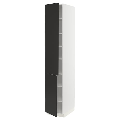 Ein hoher, schlanker, weißer METOD-Küchenschrank mit schwarzen Türen und verstellbaren Regalen. Sein minimalistisches Design, klare Linien und ein modernes Aussehen.