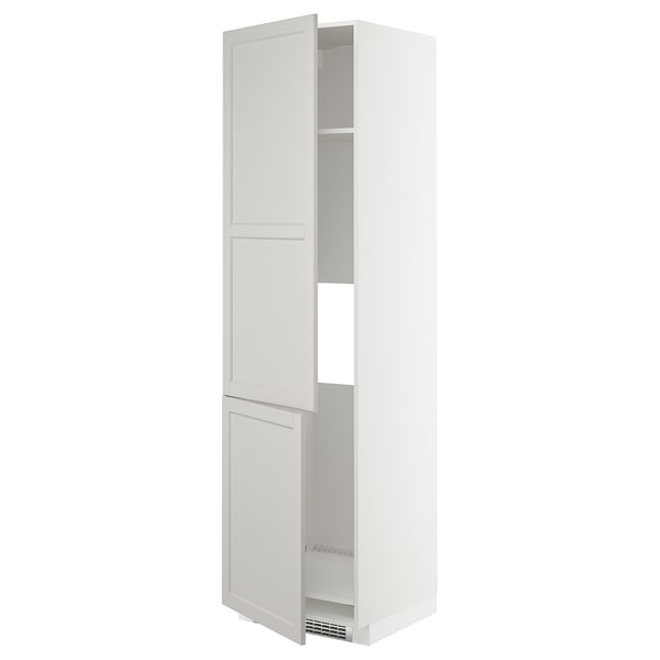 Weißer METOD Küchenschrank mit hellgrauen Türen, hohes, rechteckiges, klassisches Design.