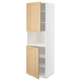 Ein weißer METOD-Küchenschrank mit Türen aus Eichenfurnier, verstellbaren Regalen und einem klassischen, gerahmten Design.