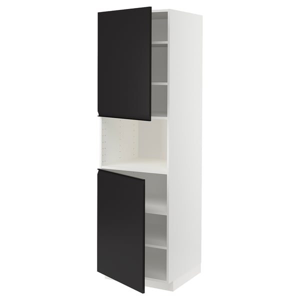 Ein weiß-schwarzer METOD-Küchenschrank mit offenen Türen. Es handelt sich um ein modernes, minimalistisches Design mit mattschwarzen Türen und verstellbaren Regalen.
