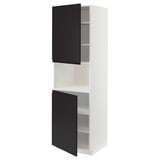 Ein weiß-schwarzer METOD-Küchenschrank mit offenen Türen. Es handelt sich um ein modernes, minimalistisches Design mit mattschwarzen Türen und verstellbaren Regalen.