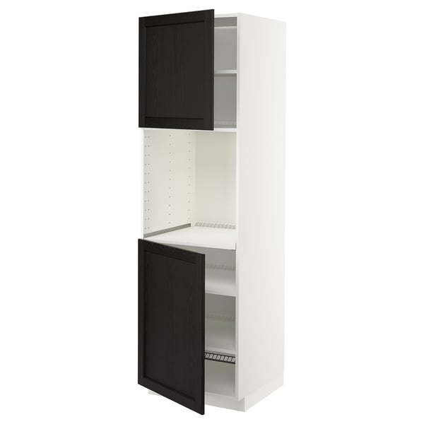 Ein hoher METOD-Küchenschrank mit schwarz gebeizten Holztüren, abgeschrägten Kanten und mehreren Einlegeböden.