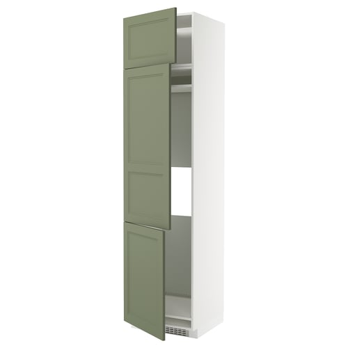 Grüner Schrank aus der METOD-Serie von ikeas, hoch und schlank stehend mit drei zu öffnenden Abschnitten, in Hellgrün mit silbernen Griffen.