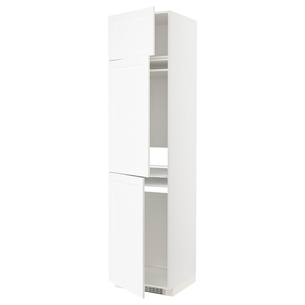 Weißer METOD-Küchenschrank mit silbernen Armaturen und Innenböden.