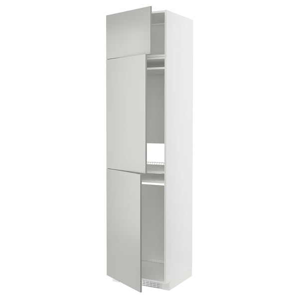 Ein weißer METOD-Küchenschrank mit hellgrauen Havstorp-Türen. Es ist ein schlankes, modernes Design mit einer hohen, rechteckigen Form.