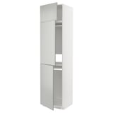 Ein weißer METOD-Küchenschrank mit hellgrauen Havstorp-Türen. Es ist ein schlankes, modernes Design mit einer hohen, rechteckigen Form.