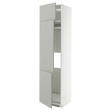 Ein weißer Hochschrank mit Glastüren, Teil des METOD-Küchensystems, mit einem schlanken und modernen Design und viel Stauraum.