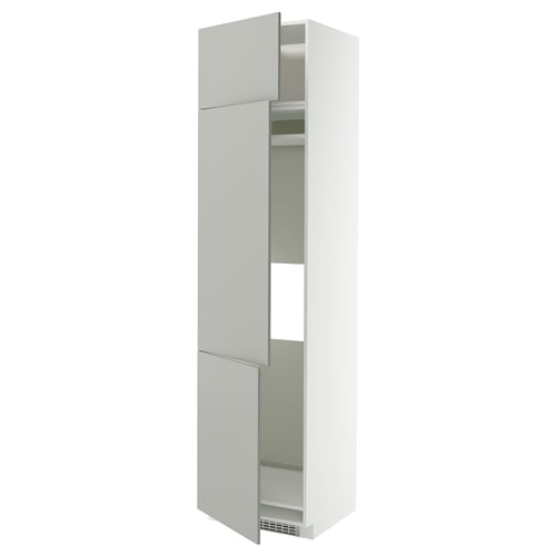 Ein weißer Hochschrank mit Glastüren, Teil des METOD-Küchensystems, mit einem schlanken und modernen Design und viel Stauraum.