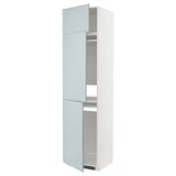 Ein moderner, hochgewachsener hellblauer IKEA METOD-Schrank mit zwei verstellbaren Regalen im Inneren und einem schlanken Design.