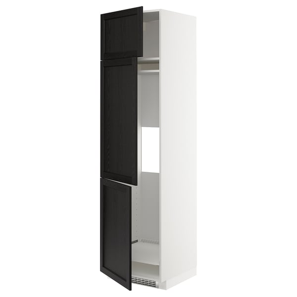 Weißer METOD-Küchenschrank mit schwarz gebeizten Lerhyttan-Türen, verstellbarem Regal und belüftetem Design.