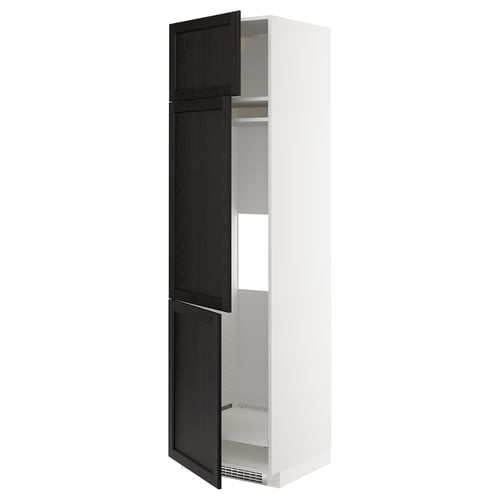 Weißer METOD-Küchenschrank mit schwarz gebeizten Lerhyttan-Türen, verstellbarem Regal und belüftetem Design.