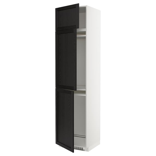 Ein IKEA METOD Küchenschrank mit schwarz gebeizten Holztüren und weißem Rahmen, einschließlich offener Türen, die Innenregale zeigen.
