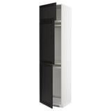 Ein IKEA METOD Küchenschrank mit schwarz gebeizten Holztüren und weißem Rahmen, einschließlich offener Türen, die Innenregale zeigen.