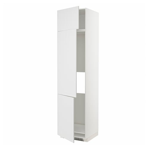 Weißer METOD-Küchenschrank mit Stensund-Fronten, verstellbaren Einlegeböden und einem schlanken, vertikalen Design.