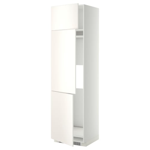 Das Bild zeigt einen weißen, hohen Schrank mit zwei verstellbaren Regalen aus dem IKEAS METOD Küchensystem, rechteckige Form, glatte Oberfläche.