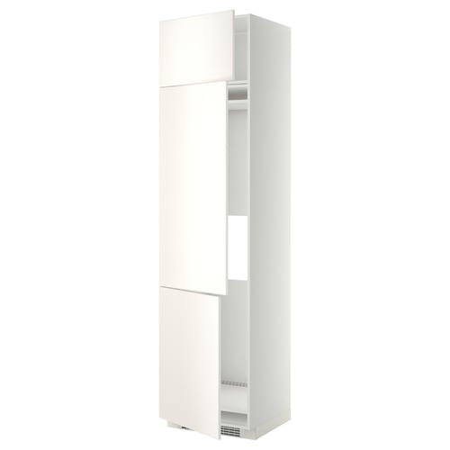 Ein weißer, hoher Küchenschrank aus dem METOD-System, der sich durch ein schlankes, modernes Design mit glatten Linien und einer Rahmenkonstruktion auszeichnet.