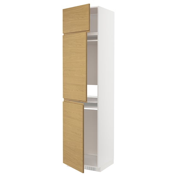 Dieses Bild ist ein weißer METOD Küchenschrank mit Holztüren. Der Schrank verfügt über mehrere Regale und ein modernes Design.