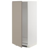 Moderner beiger Küchenschrank mit minimalistischem Griff und Lüftungsschlitz.