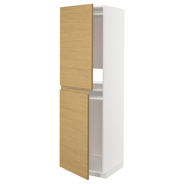 Schrank in Weiß und Eiche mit zwei offenen Türen.