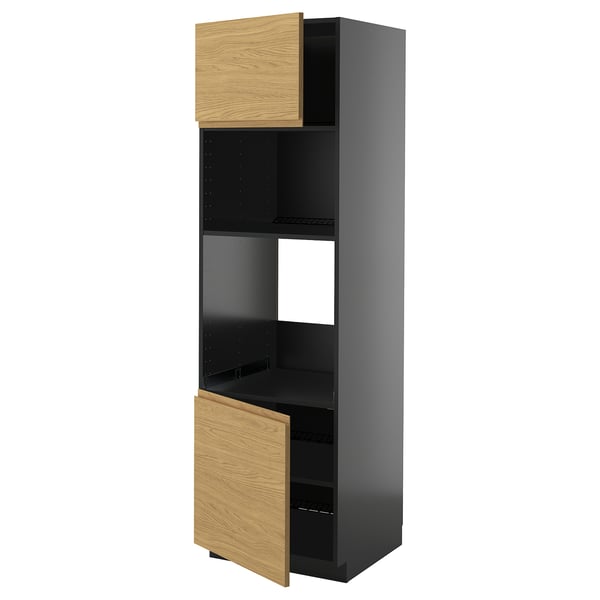 Ein Küchenschrank in Schwarz und Eiche mit einer offenen Tür, die den Blick auf die Regale im Inneren freigibt.