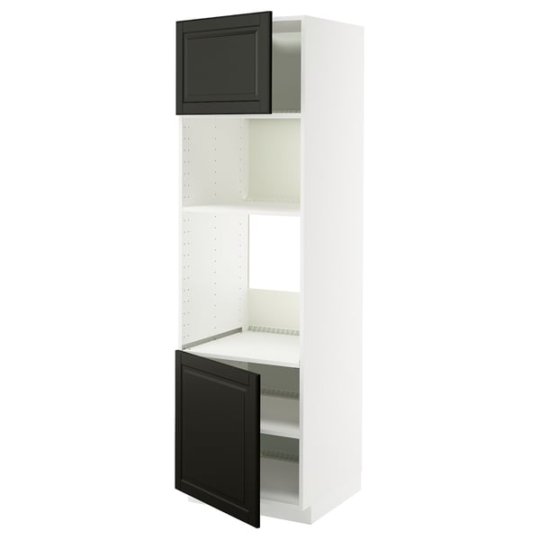 Ein weißer METOD hoher Küchenschrank mit schwarzen Bodbyn-Türen in einem schlanken, modernen Design.