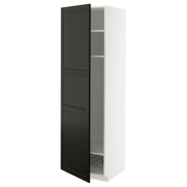 Ein hoher, weißer METOD-Küchenschrank mit einer schwarzen Tür mit abgeschrägten Kanten. Es besteht aus einem einzelnen Regal und einem Drahtkorb.