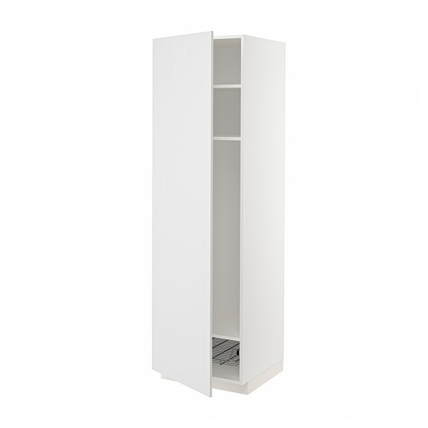 Ein weißer ikea METOD Küchenschrank mit offener Tür, der Innenregale und einem Drahtkorb freigibt.