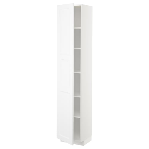 Ein weißer METOD hoher Küchenschrank mit verstellbaren Regalen und einer Flügeltür. Es ist ein schlankes, modernes Design mit einer Hochglanzoberfläche.