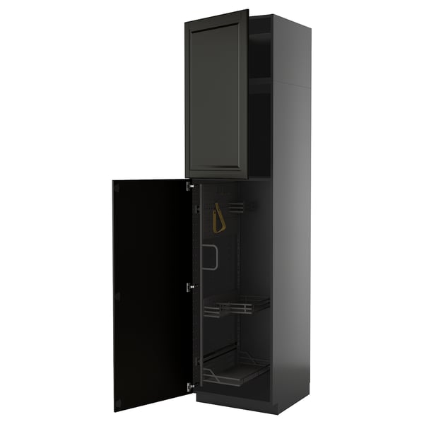 Schwarzer Küchenschrank mit offener Tür, modernes abgeschrägtes Design, Metallbeschläge, ausziehbare Regale.