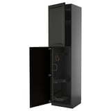 Schwarzer Küchenschrank mit offener Tür, modernes abgeschrägtes Design, Metallbeschläge, ausziehbare Regale.