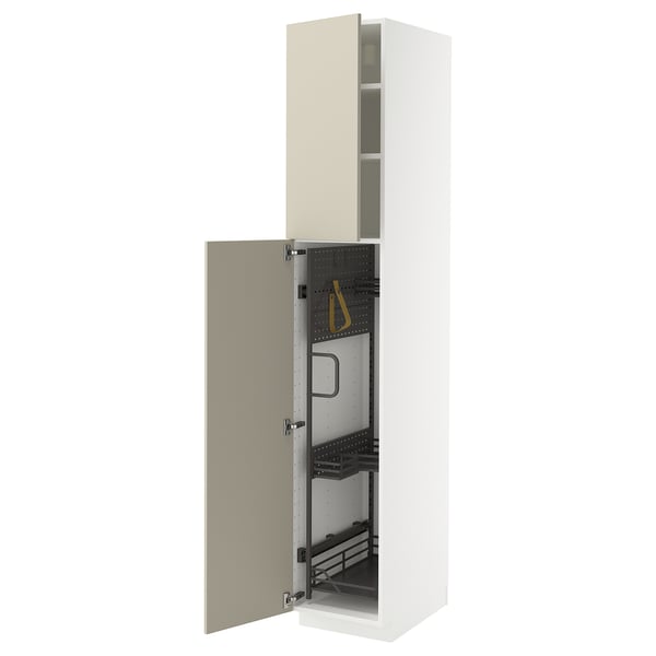 Ein weißer METOD-Hochschrank mit beigen Havstorp-Türen, von denen eine offen ist und die Teile organisiert, ideal für die Aufbewahrung.