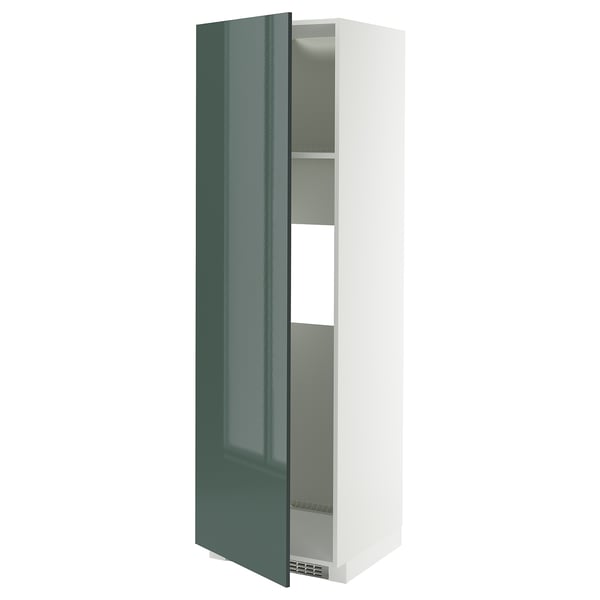 Ein hoher weißer Schrank mit einer hochglänzenden grünen Tür, die teilweise geöffnet ist und ein verstellbares Regal im Inneren freigibt.