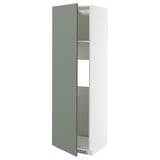 Moderner, weißer METOD Küchenschrank mit grünlich-grauer Tür, schlankes, hohes, schlankes Design.