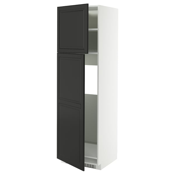 Moderner schwarz-weißer Schrank mit zwei Türen und Regalen, schlank und hoch.