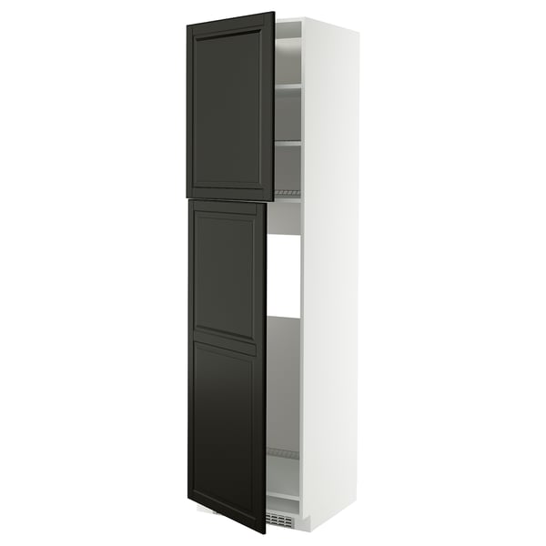 Dieses Bild zeigt einen hohen, weißen Küchenschrank mit schwarzen Türen und abgeschrägten Kanten. Der Schrank verfügt über zwei verstellbare Regale im Inneren.