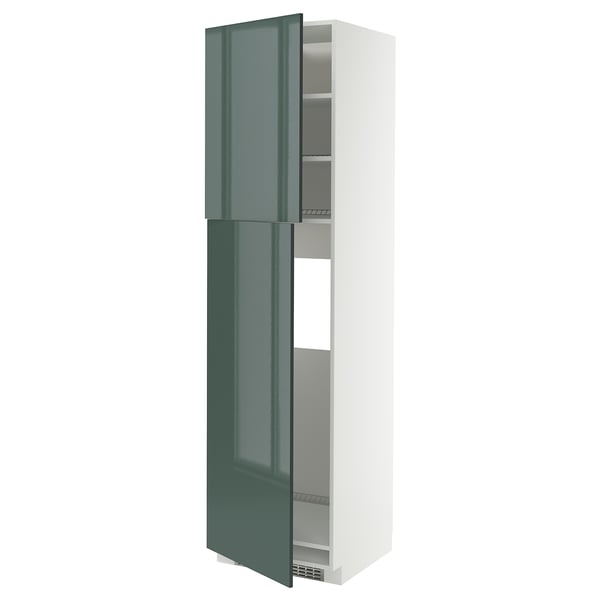 Ein weißer METOD Küchenschrank mit grau-grünen Hochglanztüren. Er steht hoch mit einem verstellbaren Regal im Inneren und einem modernen Design.